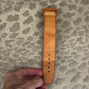 LV Poignet With Some Spots